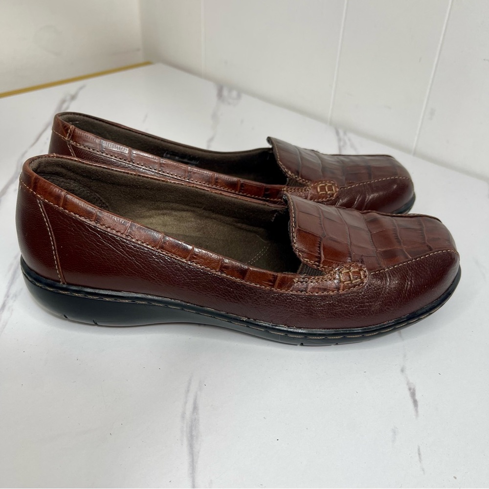 Clarks Everyday Women's Croc-Embossed Brown Leather Flats, 7.5 - Picture 6 of 9
